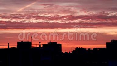 日落时，橘色和粉色的天空覆盖着城市的屋顶。摄像机自下而上的移动。西班牙巴塞罗那。